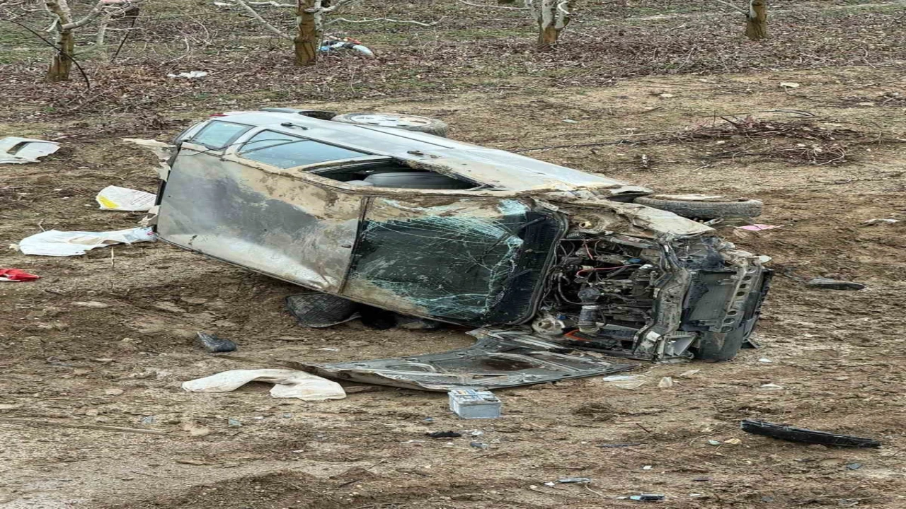 Ispartada otomobil şarampole yuvarlandı: 1i ağır 2 yaralı