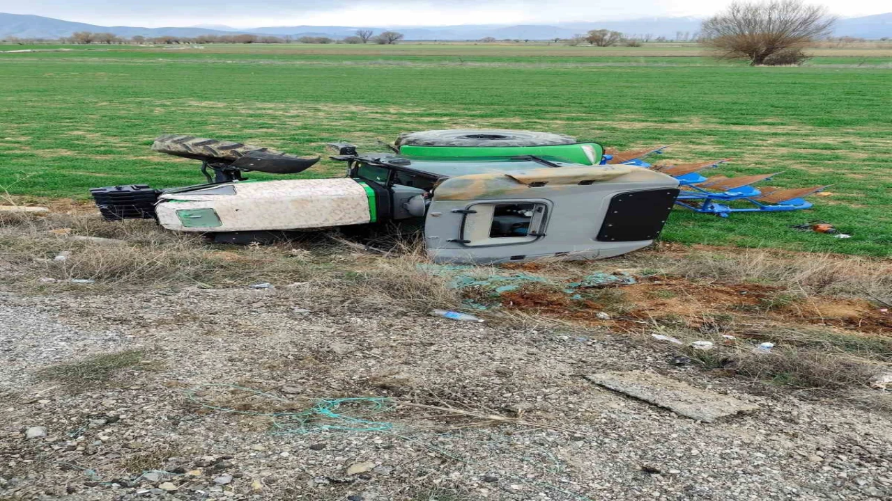 Ispartada şarampole yuvarlanan traktörün sürücüsü yaralandı