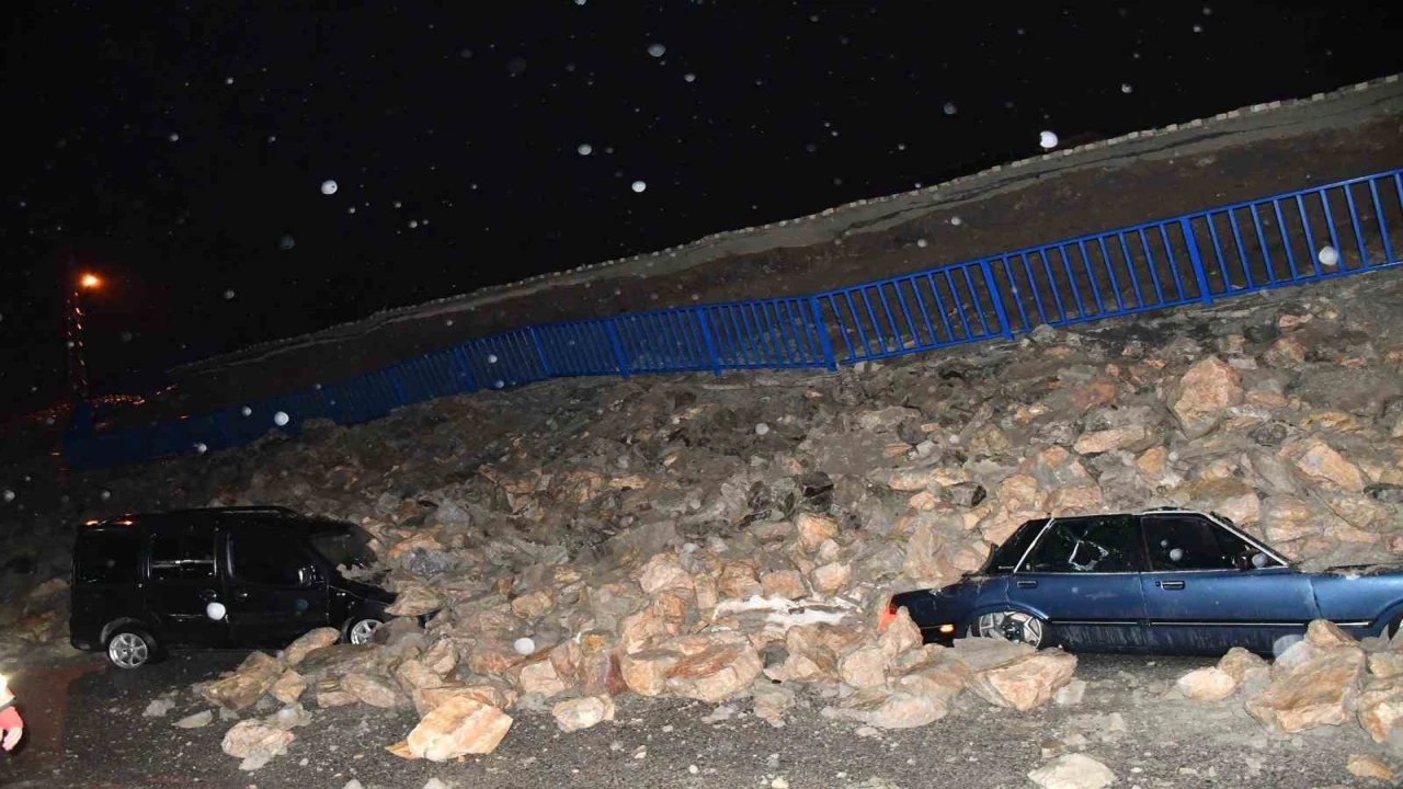 İstinat duvarının park halindeki araçların üzerine çöktüğü anlar kamerada