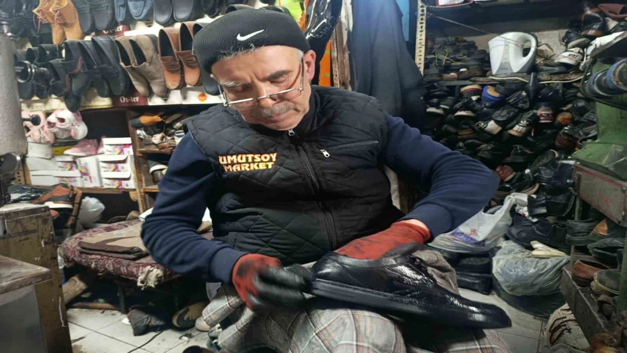 Kahramanmaraşta 38 yıllık usta eski ayakkabılara yeniden hayat veriyor