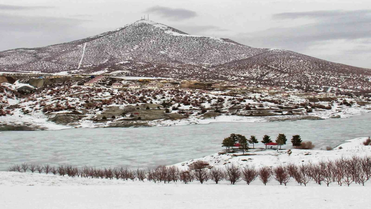 Kahramanmaraşta baraj ve göletler buz tuttu