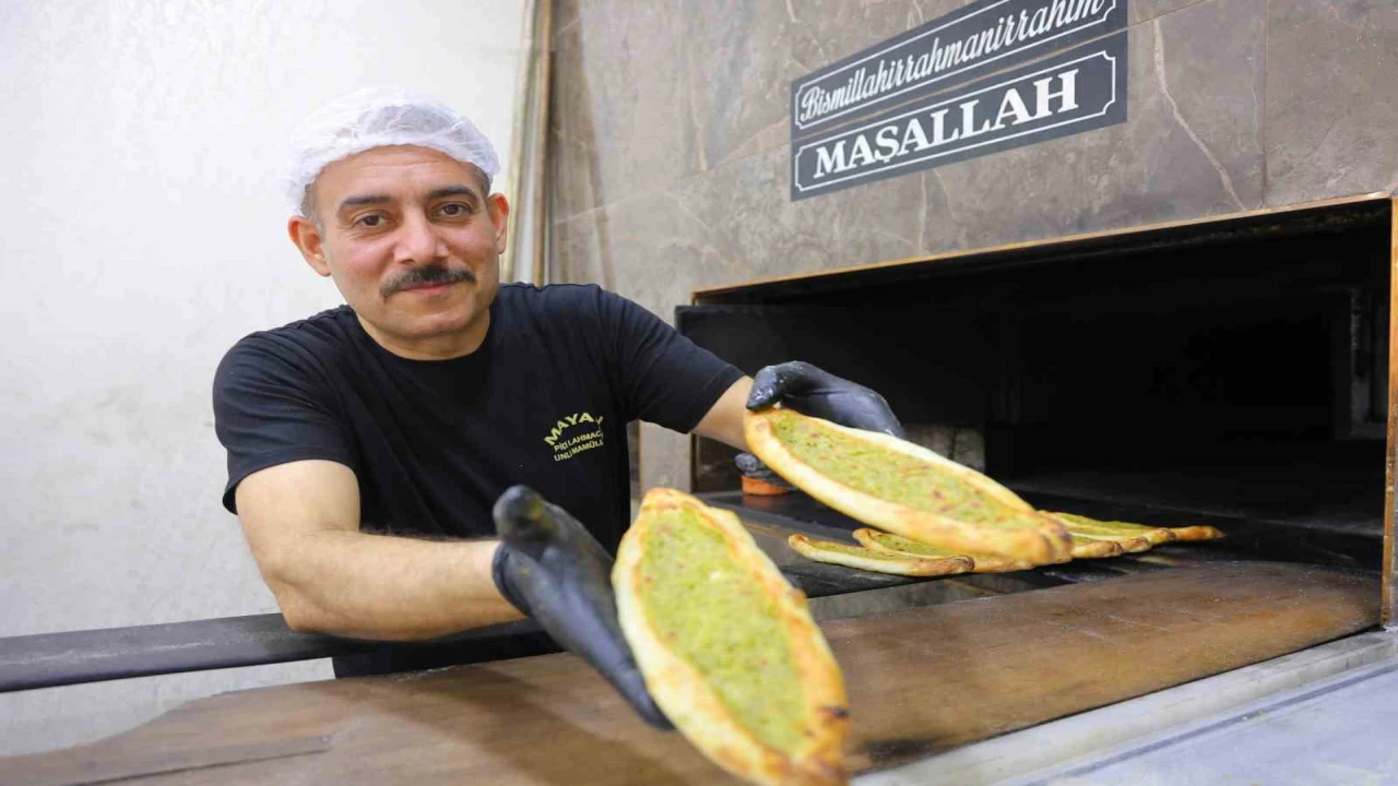 Kahramanmaraşta iftar sofralarının gözdesi: Fıstıklı börek