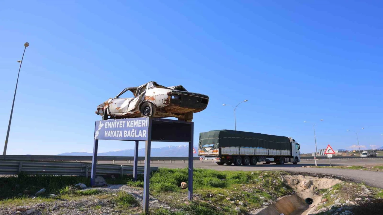 Kahramanmaraşta kaza yapmış araçlarla trafik farkındalığı oluşturuluyor