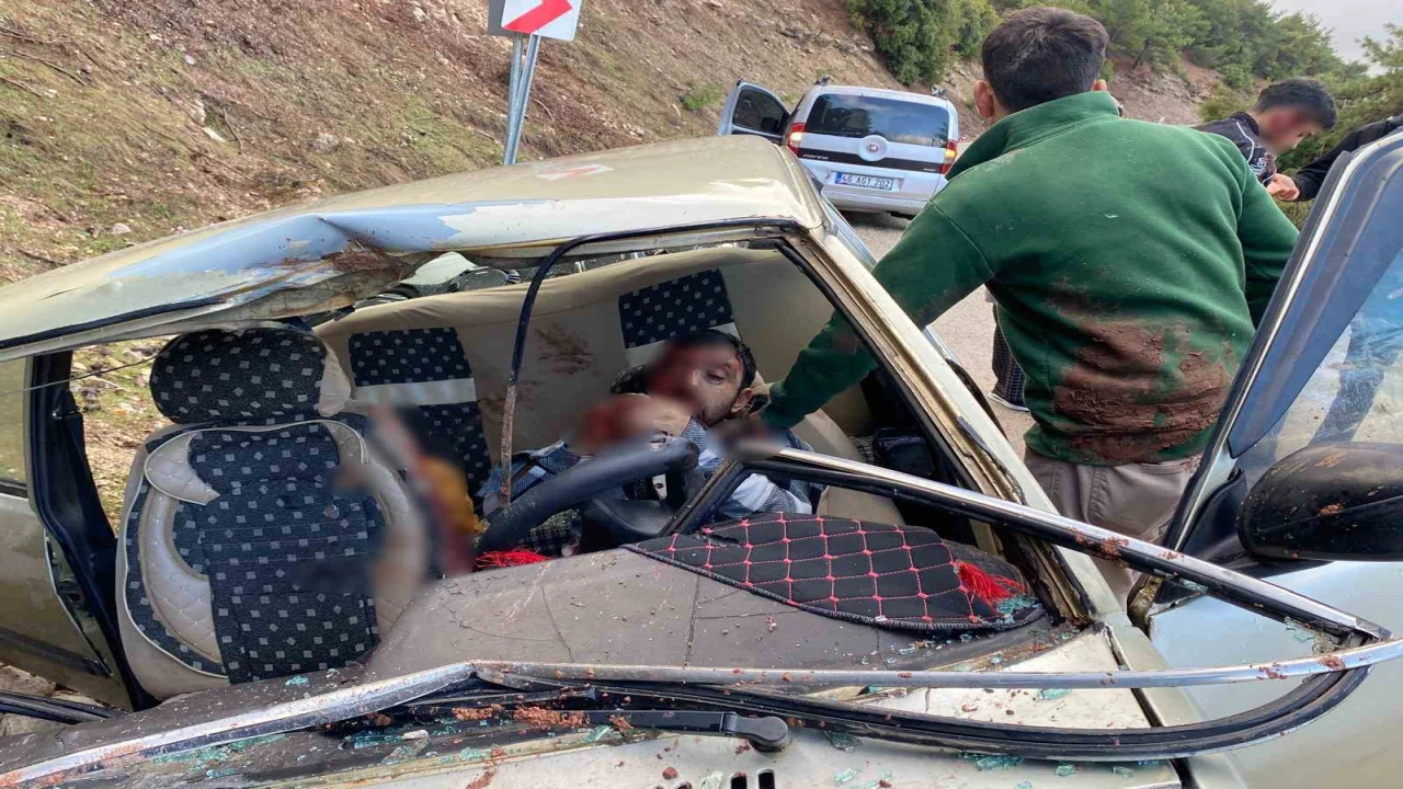 Kahramanmaraşta kopan kaya parçası otomobile isabet etti: 2si ağır 4 yaralı