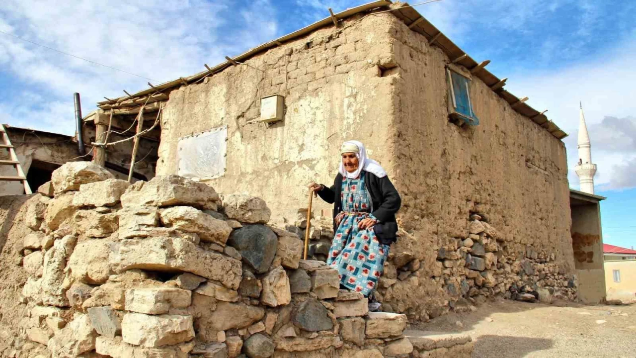 Kahramanmaraşta yıllara meydan okuyan evler görüntülendi