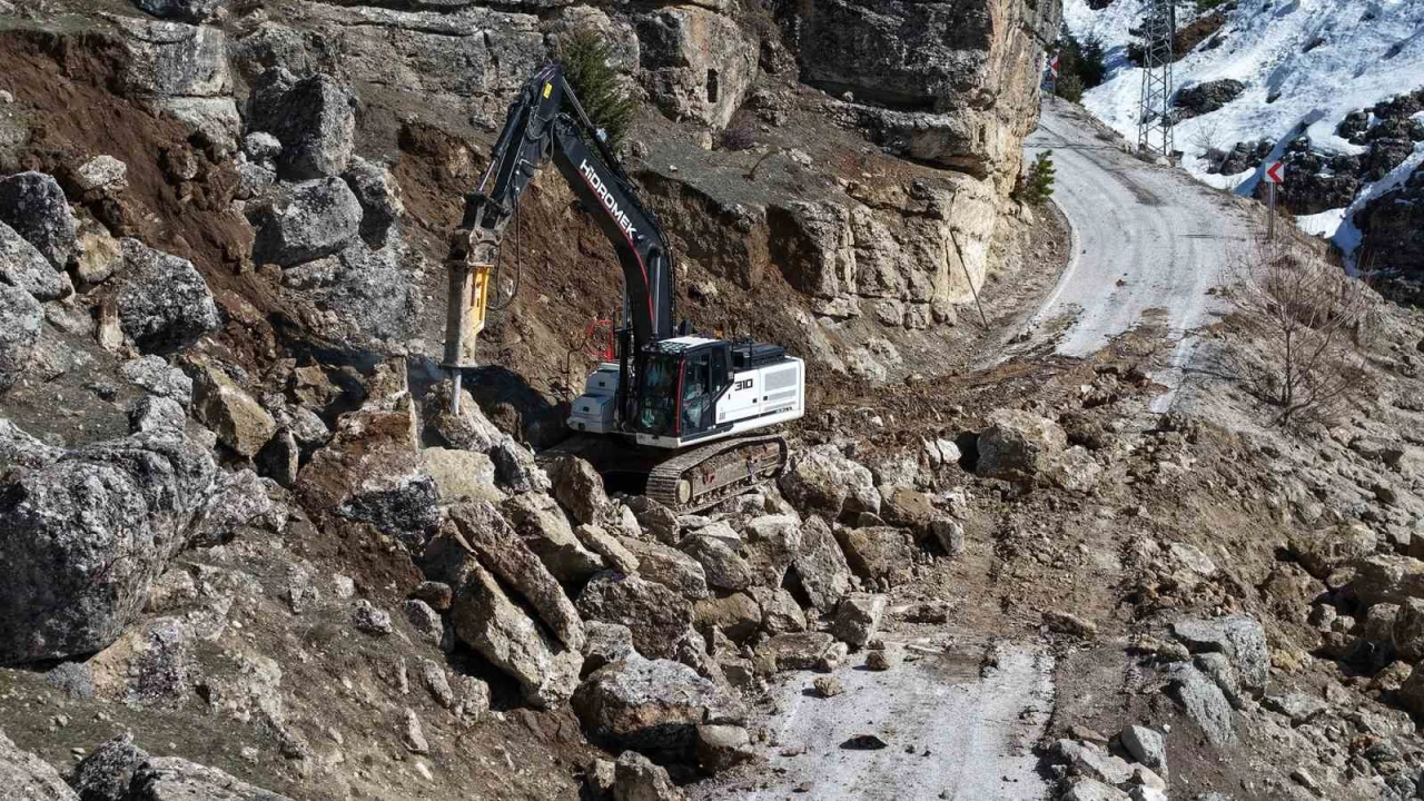 Kahramanmaraşta yol açma ve onarım çalışmaları sürüyor