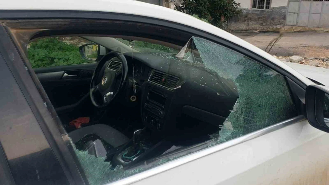Kaldırım taşıyla camını kırdıkları otomobilden depremzede vatandaşın 100 bin TLsini çaldılar