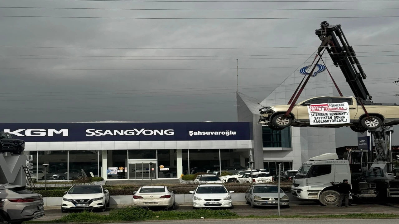 Kamyoneti vinç ile asıp firma önünde eylem yaptı