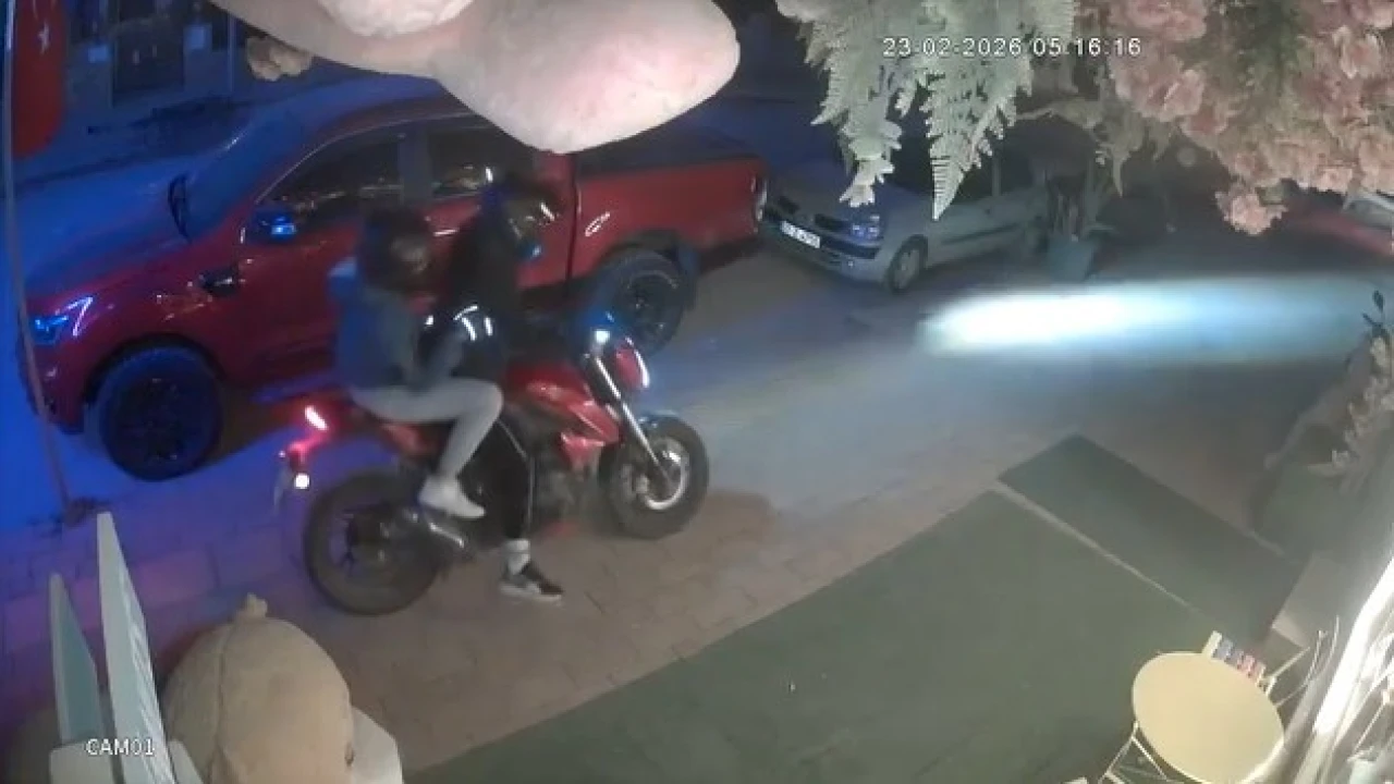 Kapıya 100 TL bırakıp 5 bin TLlik pelüş ayıyı çaldılar