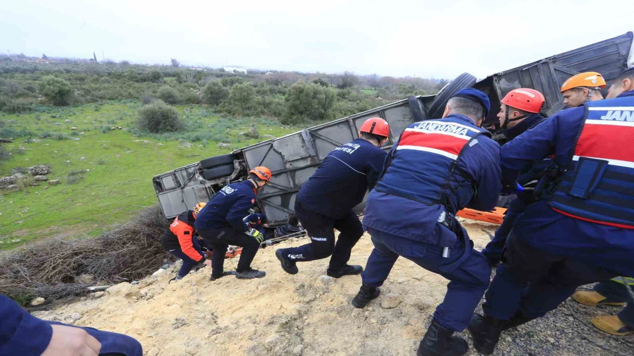 Kazada yaralanan yolcu o anları anlattı: Önce yan yatıp süründük, sonra bariyer saplandı