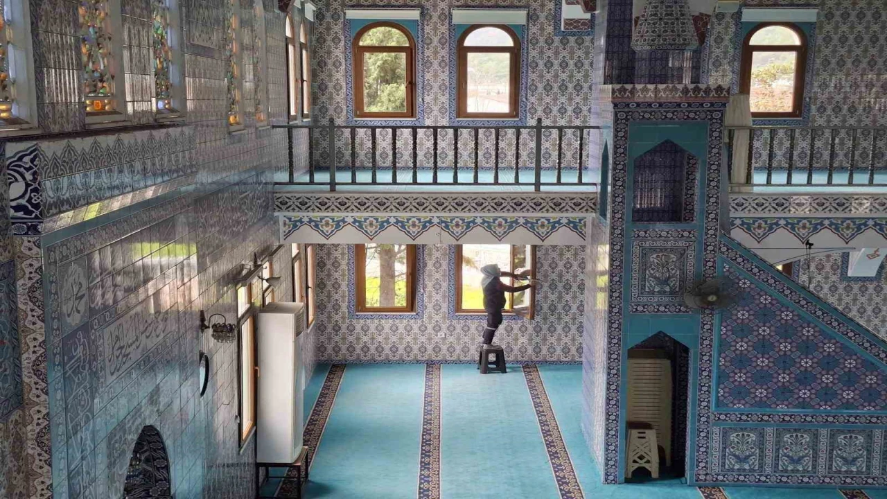 Kemerde Ramazan öncesi camilerde temizlik yapıldı