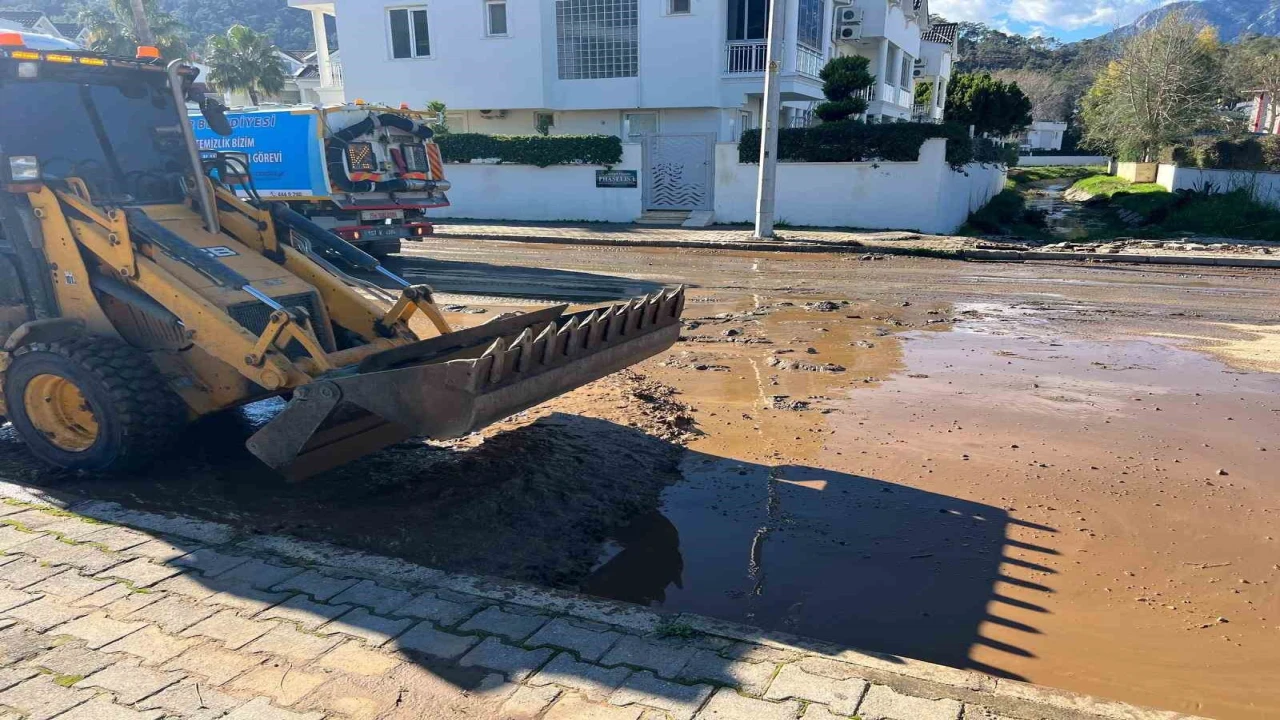 Kemerde şiddetli yağış sonrası dağlardan inen kum ve balçıklar temizleniyor