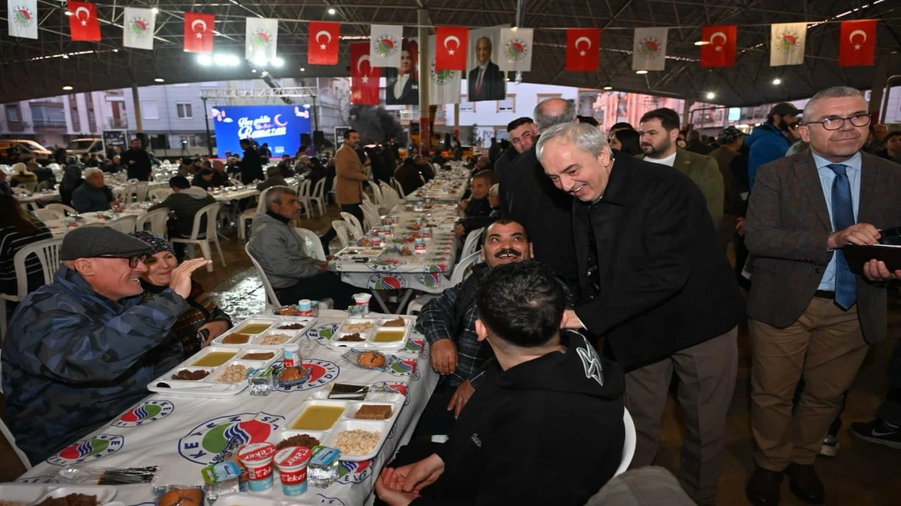 Kepezde Ramazan bereketi iftar sofraları kuruldu, lokmalar dağıtıldı
