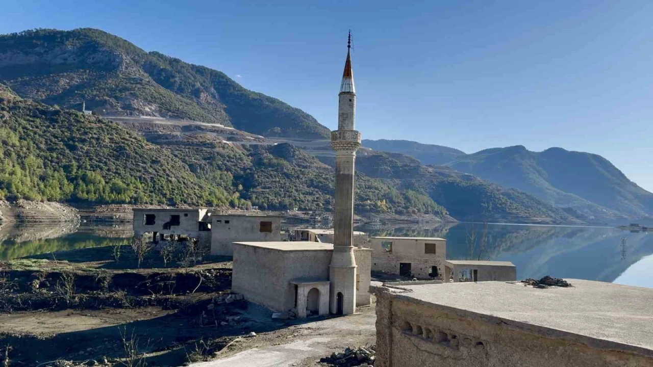 Kıbrısa içme suyu sağlayan baraj doldu, insan silueti ortaya çıktı
