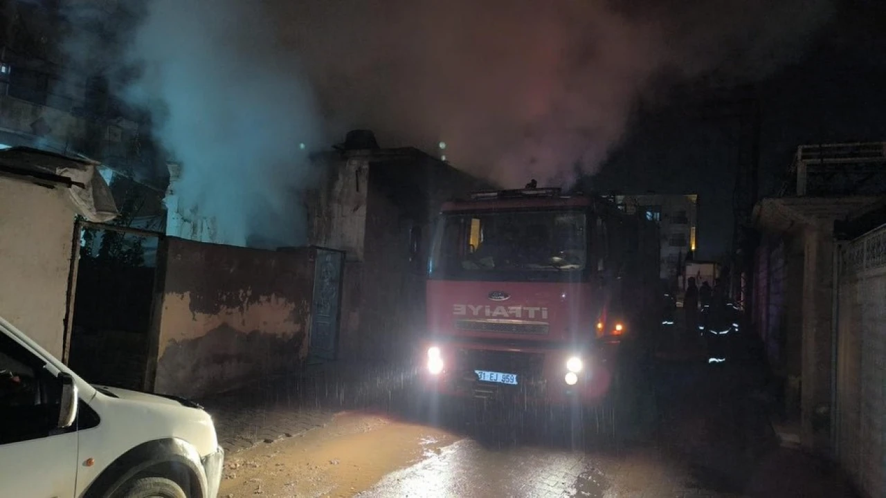 Kırıkhanda metruk binadan alevler yükseldi