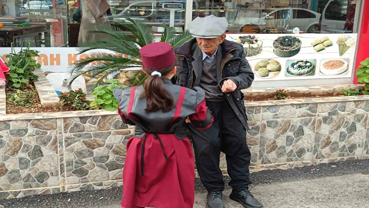 Kozanda öğrenciler ilahiler söyleyerek sokaklarda yürüdüler