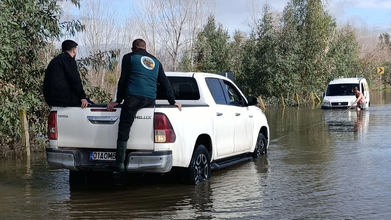 Kozanda sel sularında mahsur kalan araçları ekipler kurtardı