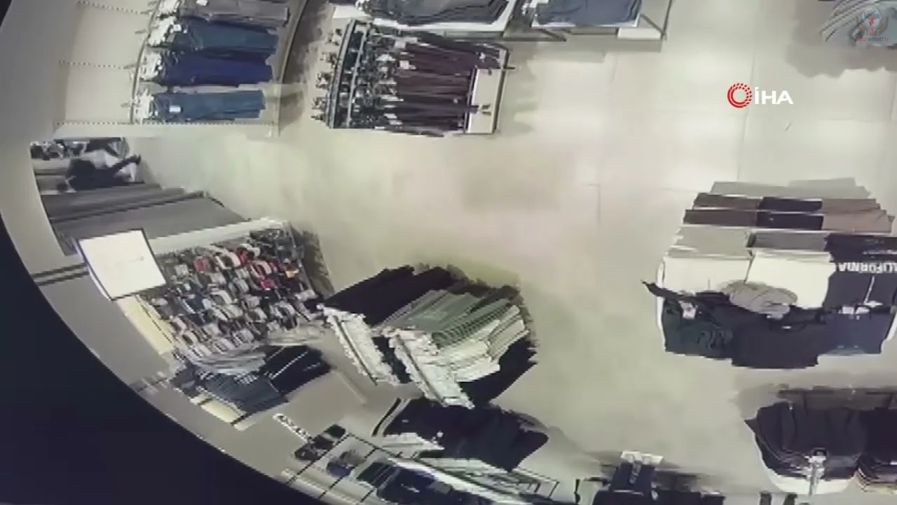 Mağazada ürünlerin alarmlarını tornavida ile sökerken yakalandı