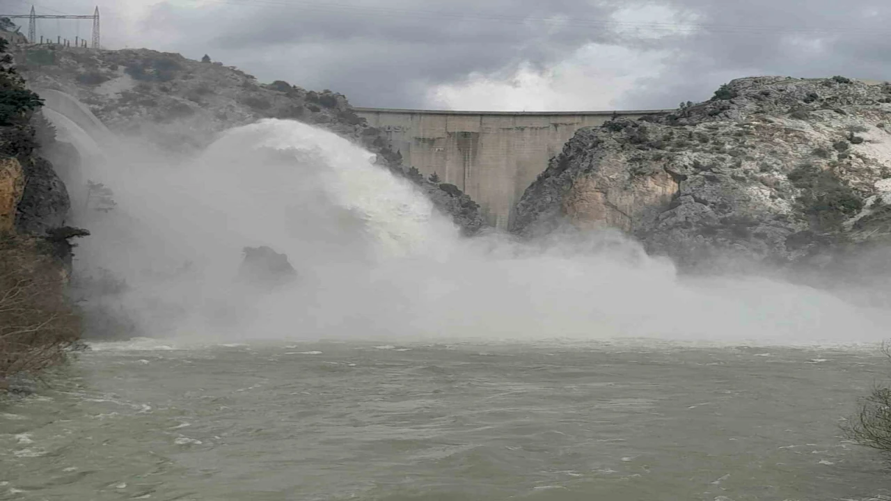 Manavgatta barajda taşkın riskine karşı su tahliyesi