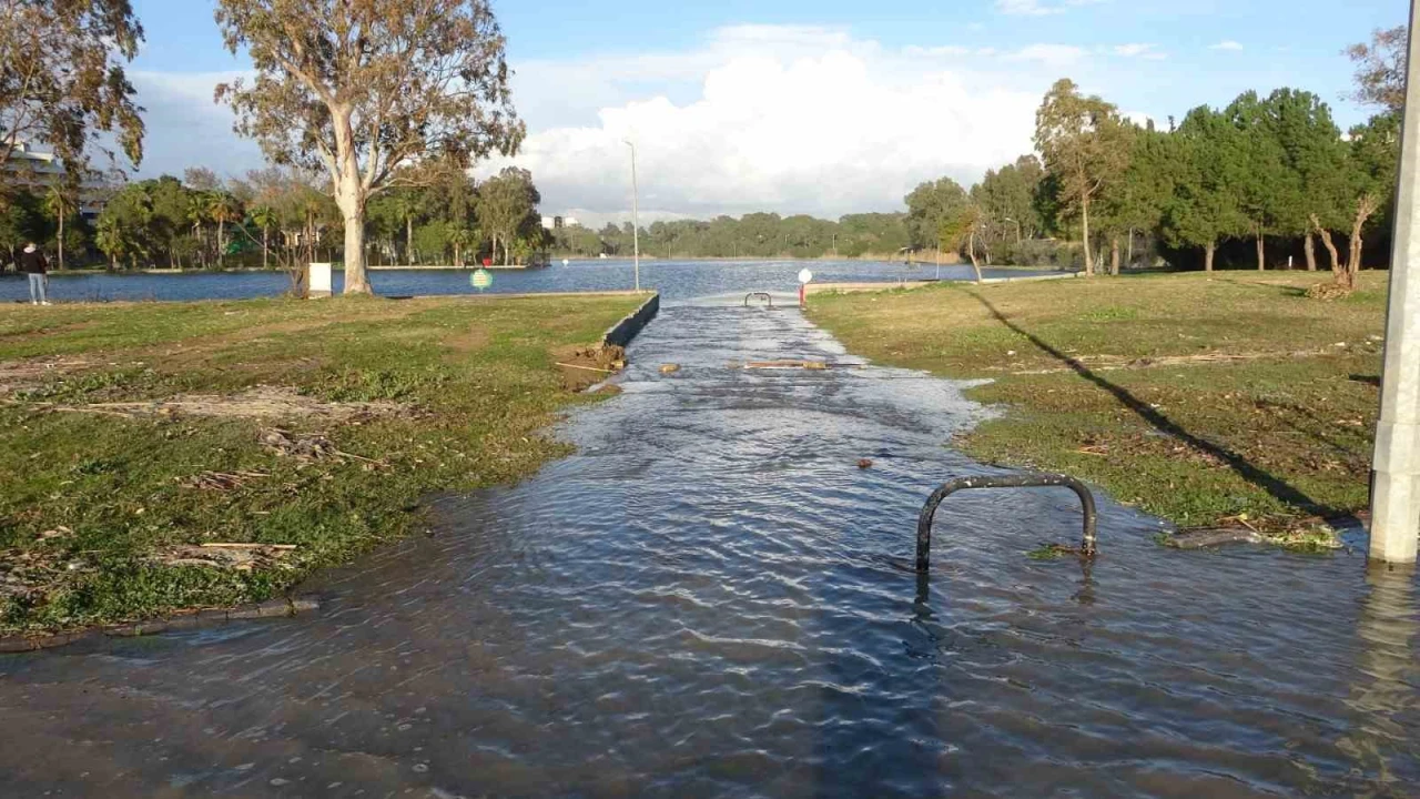 Manavgatta dev dalgalar Titreyengölü denizle birleştirdi