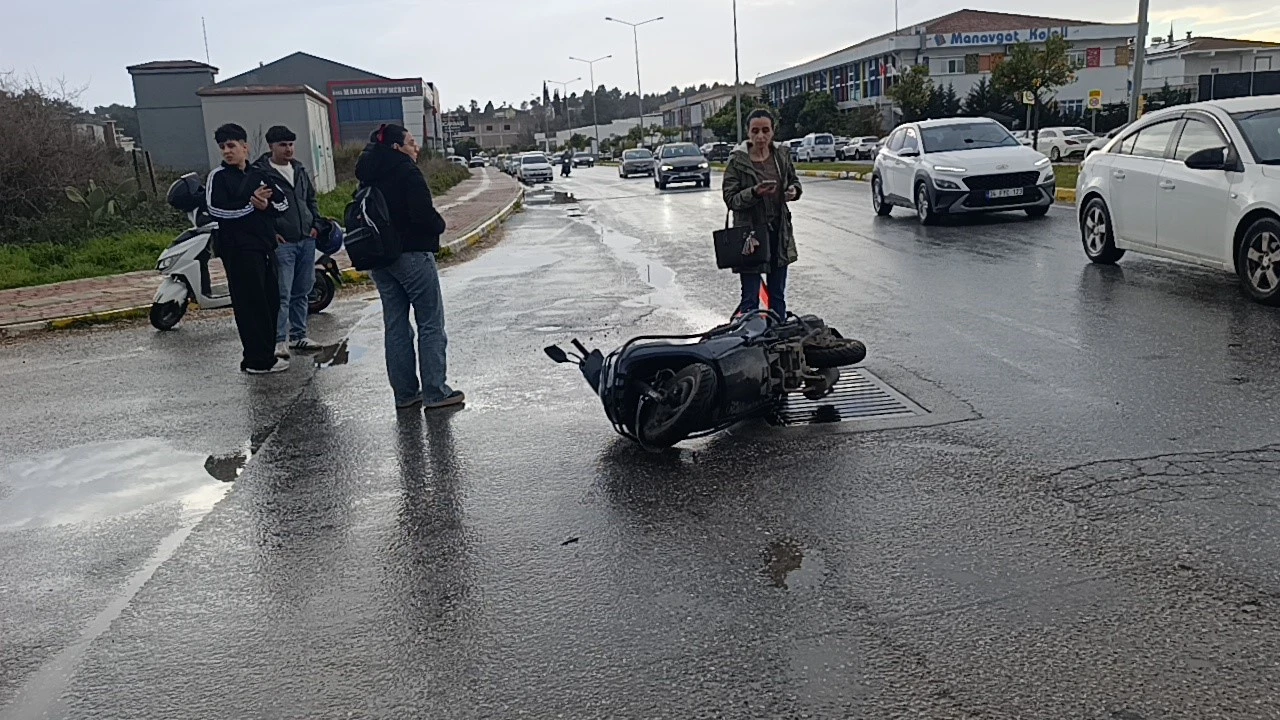Manavgatta otomobille çarpışan motosikletli yaralandı