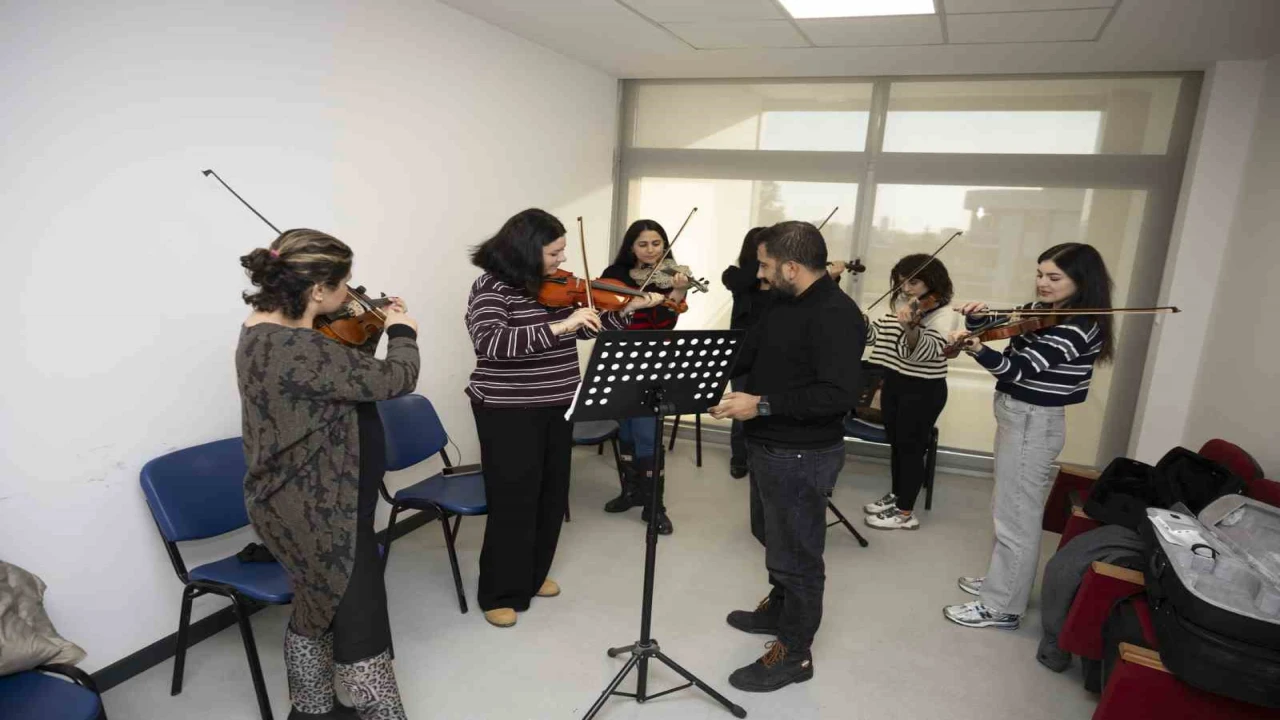 Mersin Büyükşehir Belediyesinin ücretsiz enstrüman kurslarına yoğun ilgi