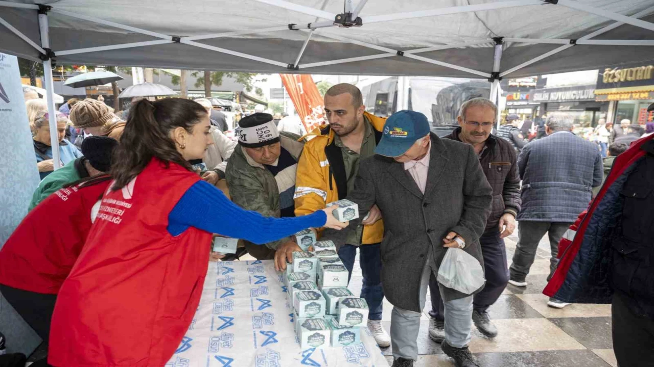 Mersinde Berat Kandilinde 15 bin kandil simidi dağıtıldı