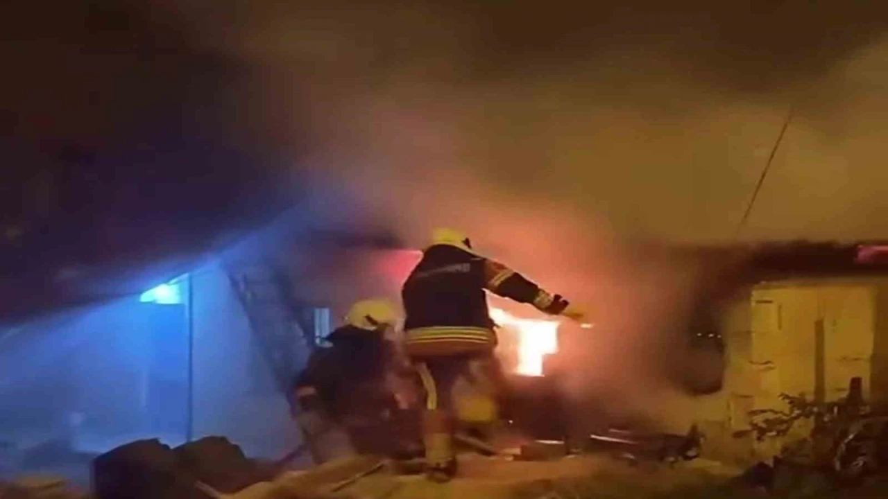 Mersinde bir evin ambarında çıkan yangın korkuttu