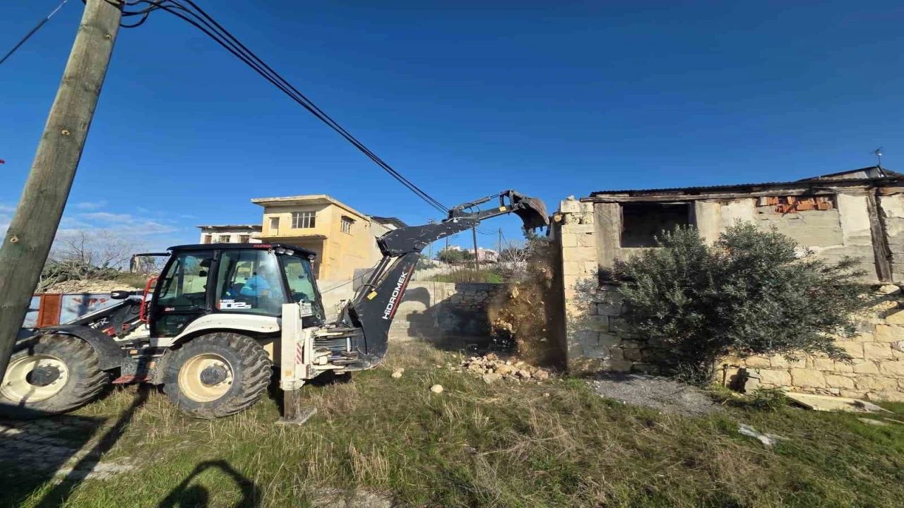 Mersinde çökme riski taşıyan metruk bina yıkıldı