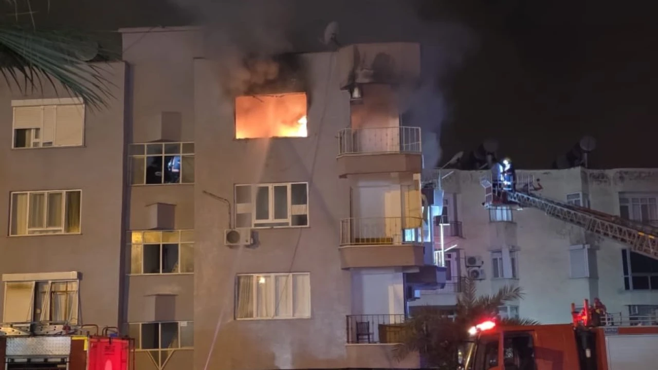 Mersinde ev alev alev yandı