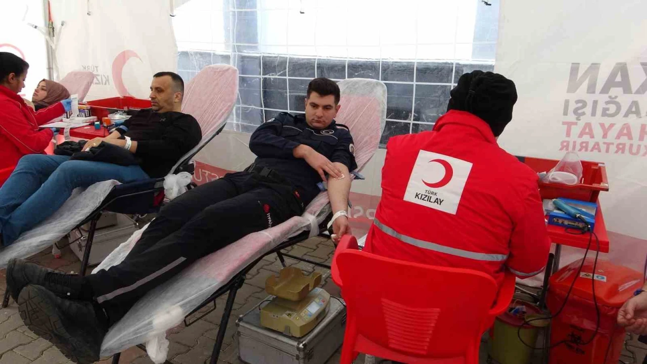 Mersinde kan veren itfaiye erleri öğrencilerden alkış aldı