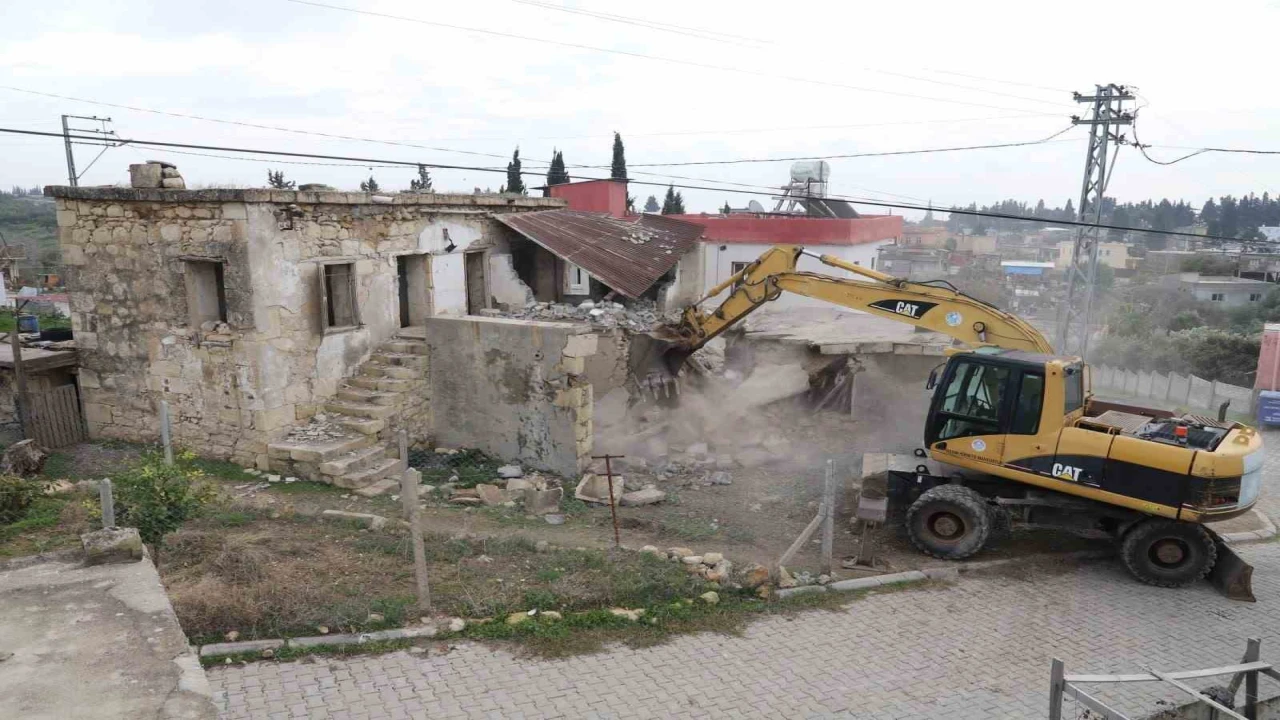 Mersinde metruk bina kontrollü şekilde yıkıldı