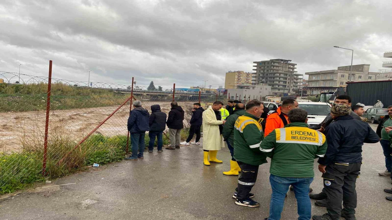 Mersinde sağanak yağmur etkili oluyor