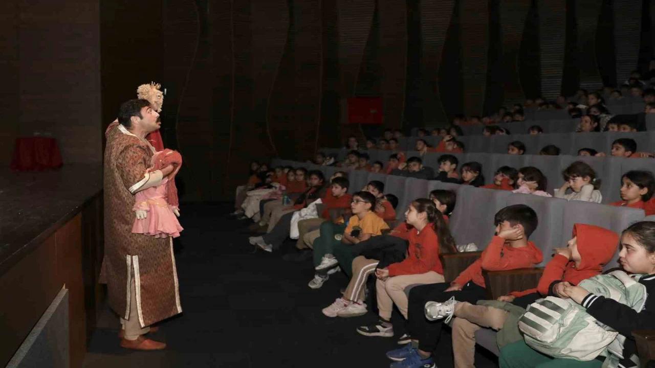 Mersinde Şehir Tiyatrosu gençleri ‘Bilge Hekim Lokman ile buluşturdu