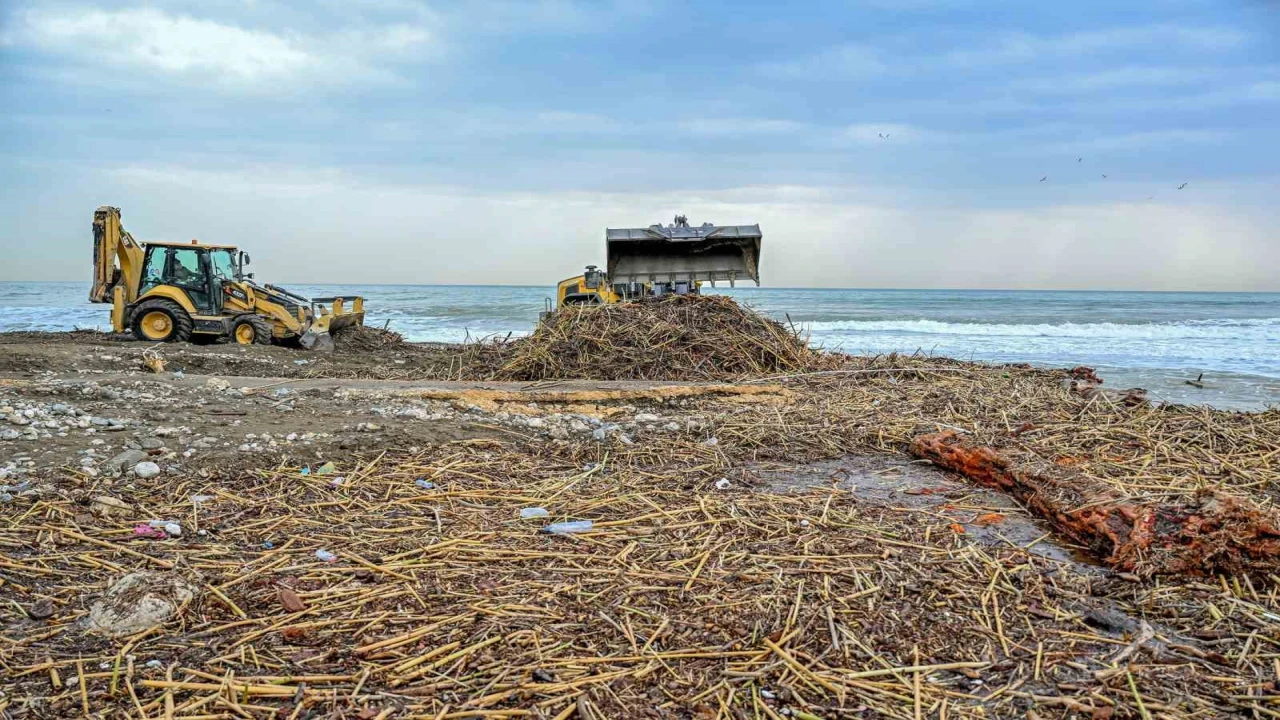 Mersinde selin izleri sahillerden siliniyor