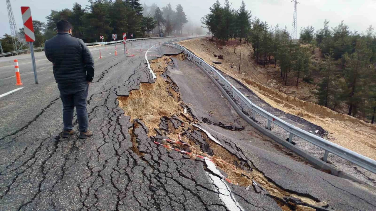 Mersinde şiddetli yağışta yolda 2 metrelik çukur oluştu