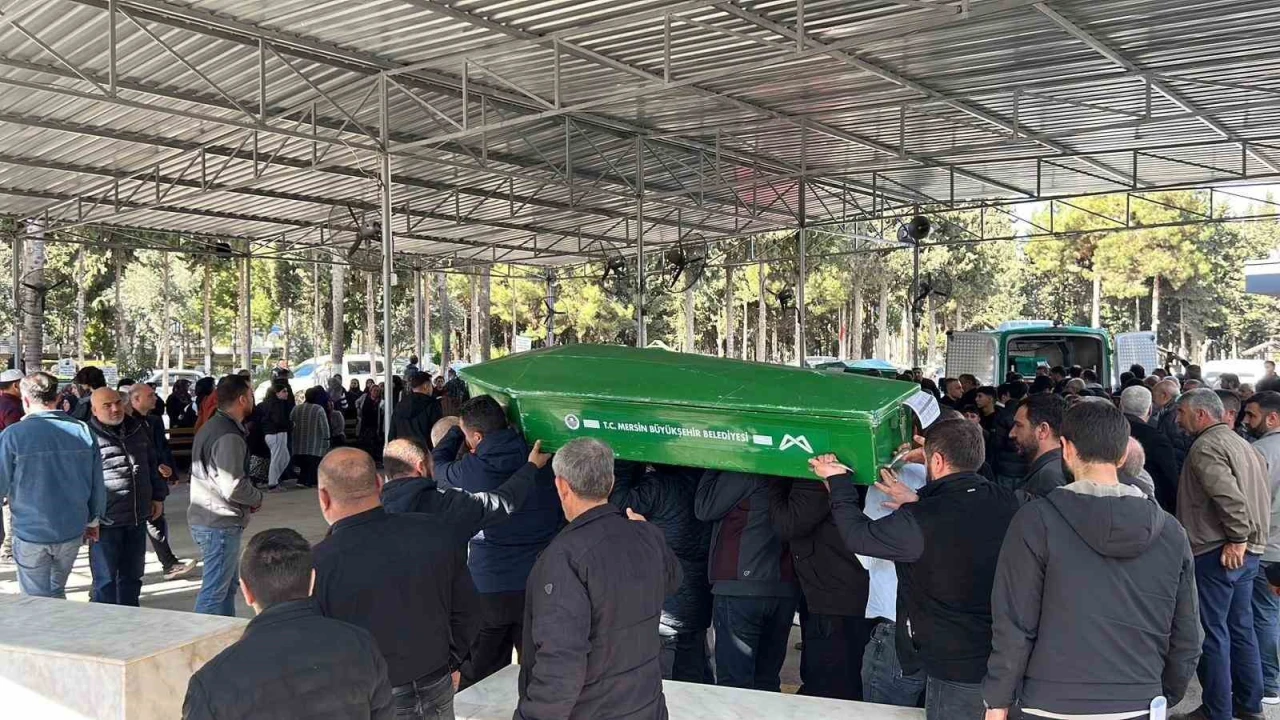Mersindeki kazadan acı hikaye: İkizleri ölüm ayırdı, 3 cenaze yan yana defnedildi