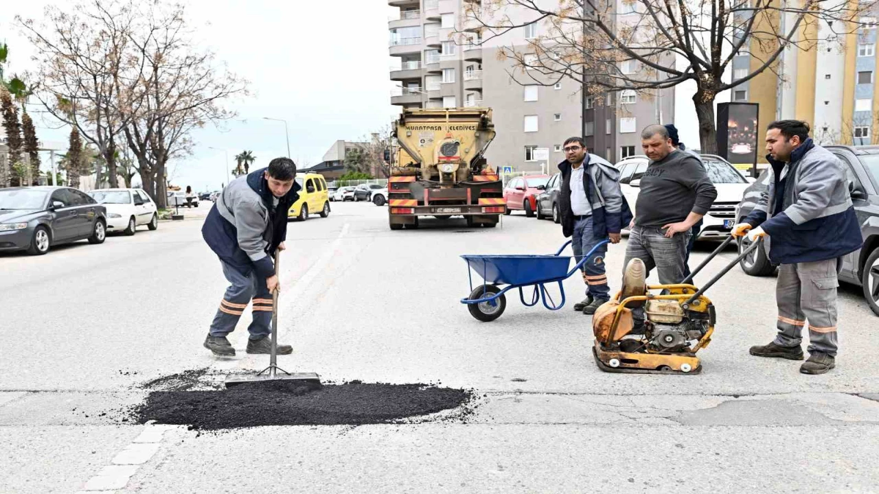Muratpaşada yollar onarılıyor