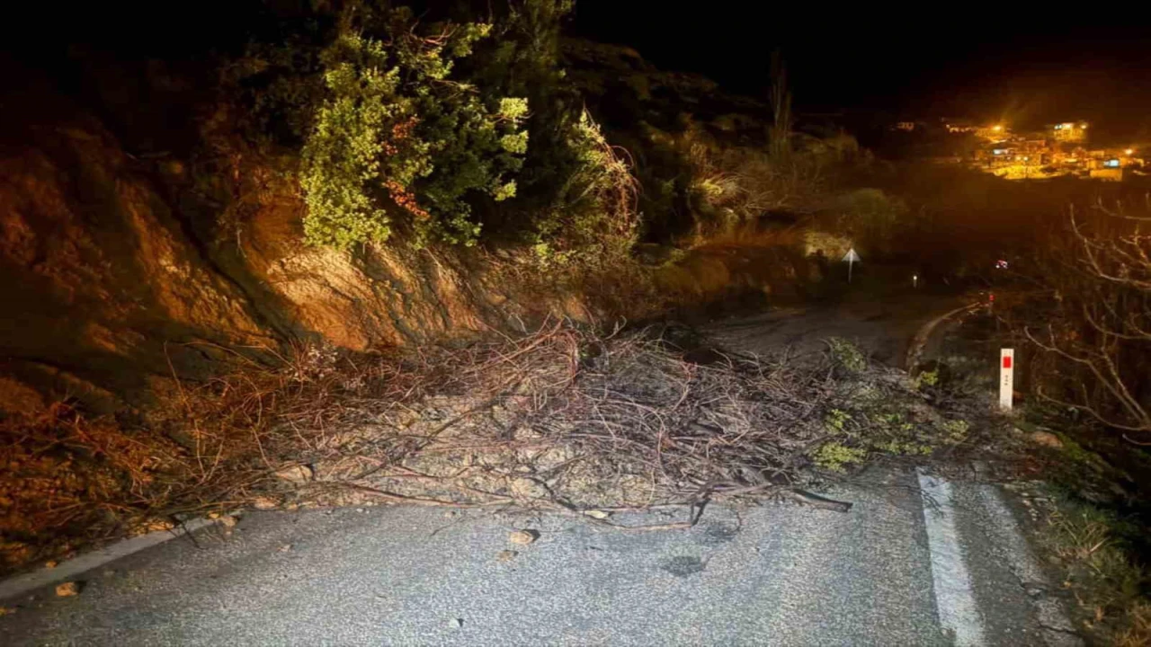 Mutta aşırı yağış nedeniyle kapanan yol ulaşıma açıldı