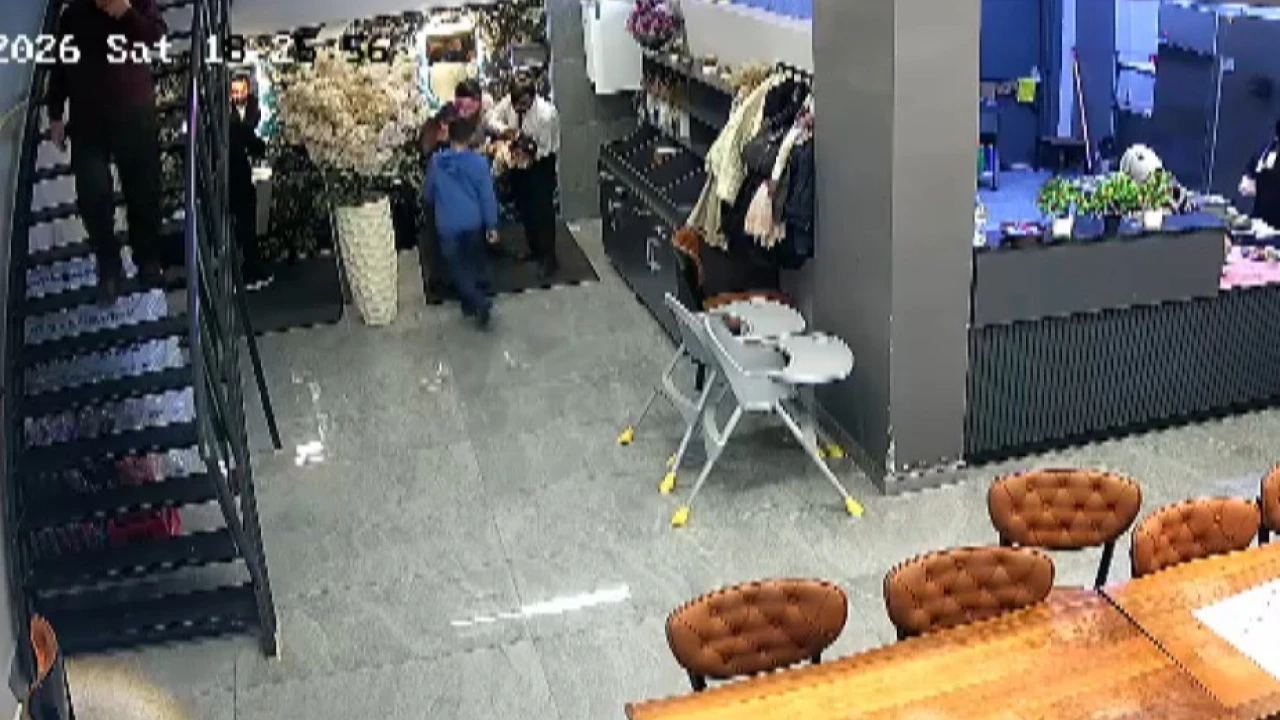 O anlar kamerada: Şefin Heimlich müdahalesi bebeği hayata bağladı