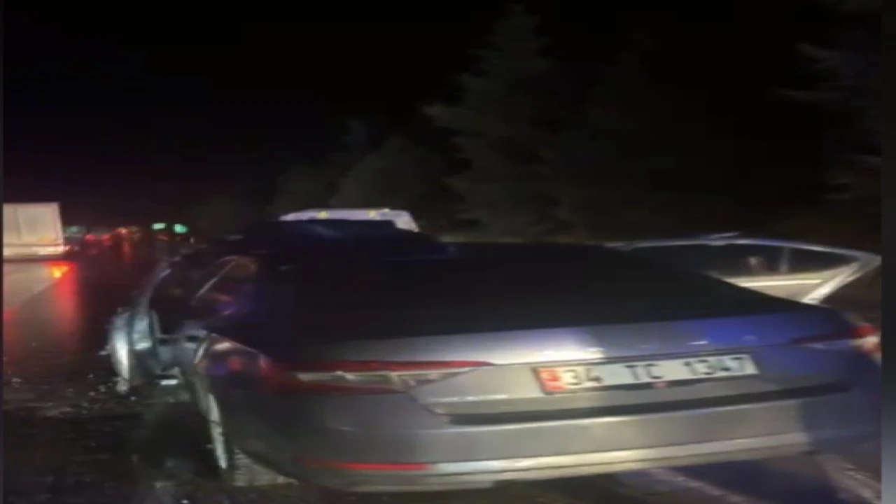 Osmaniyede bariyerlere çarpan otomobil hurdaya döndü: 3 yaralı