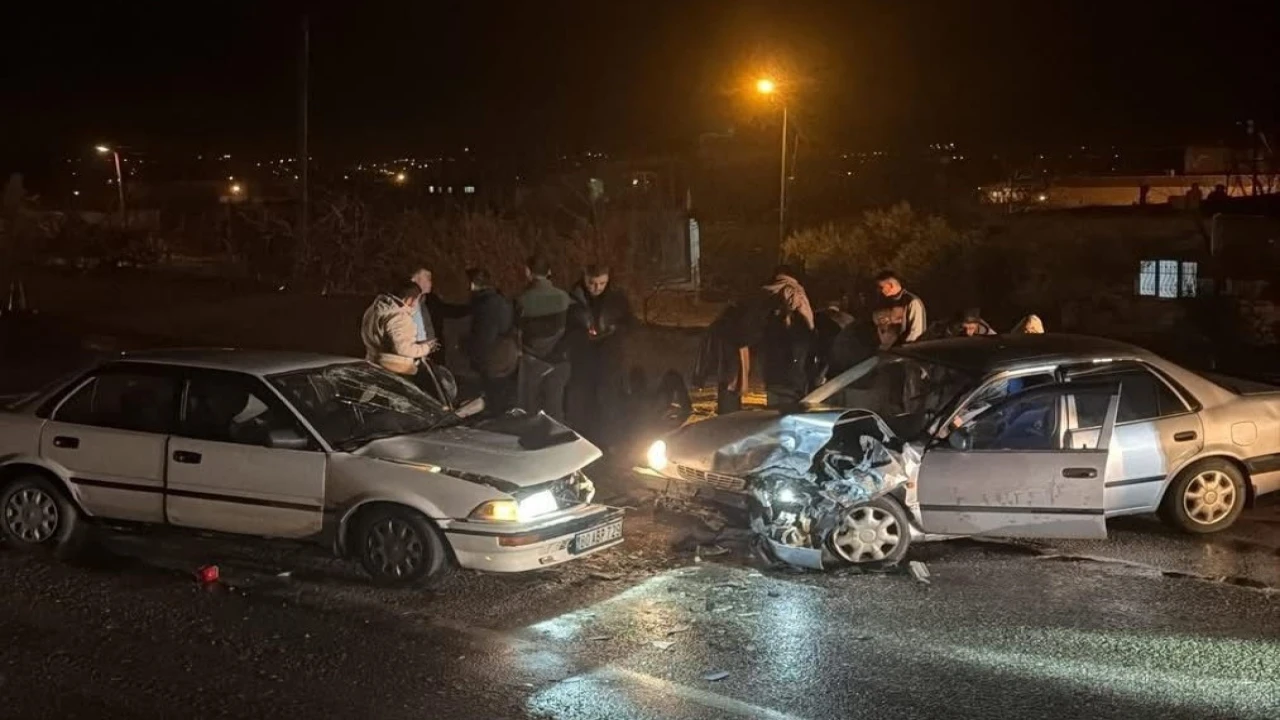 Osmaniyede iki otomobil kafa kafaya çarpıştı: 4 yaralı