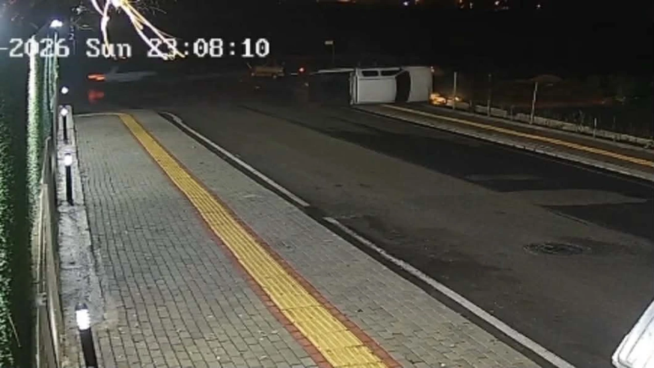 Osmaniyede otomobille çarpışan kamyonet yan yattı: 2 yaralı