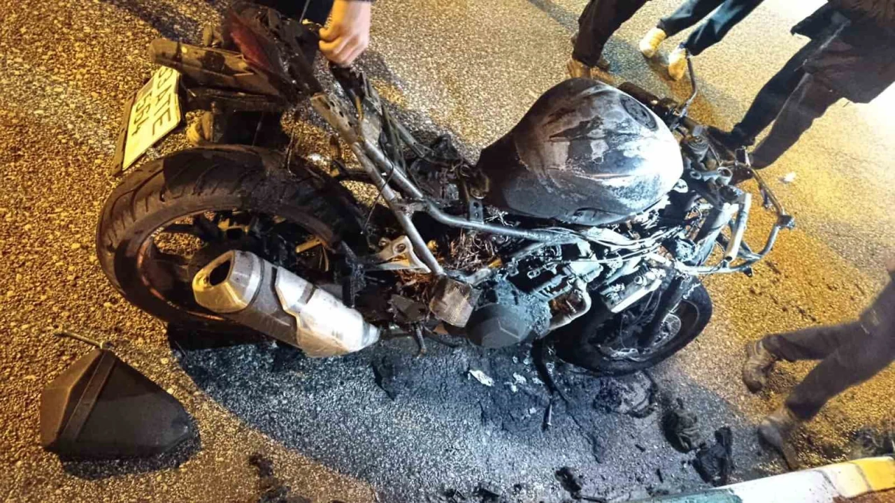 Osmaniyede park halindeki motosiklet alev alev yandı