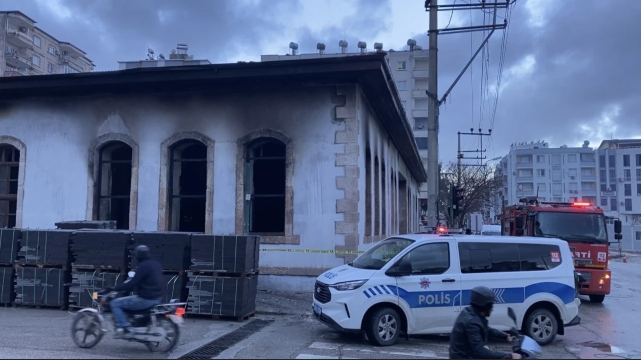 Osmaniyede restorasyonu yapılan asırlık okulda çıkan yangın söndürüldü
