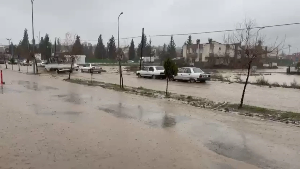 Osmaniyede servis aracı mahsur kaldı, birçok bölgede su taşkını yaşandı