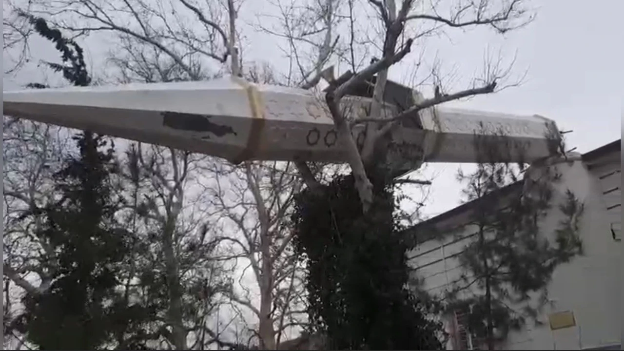 Osmaniyede şiddetli rüzgar cami minaresini devirdi