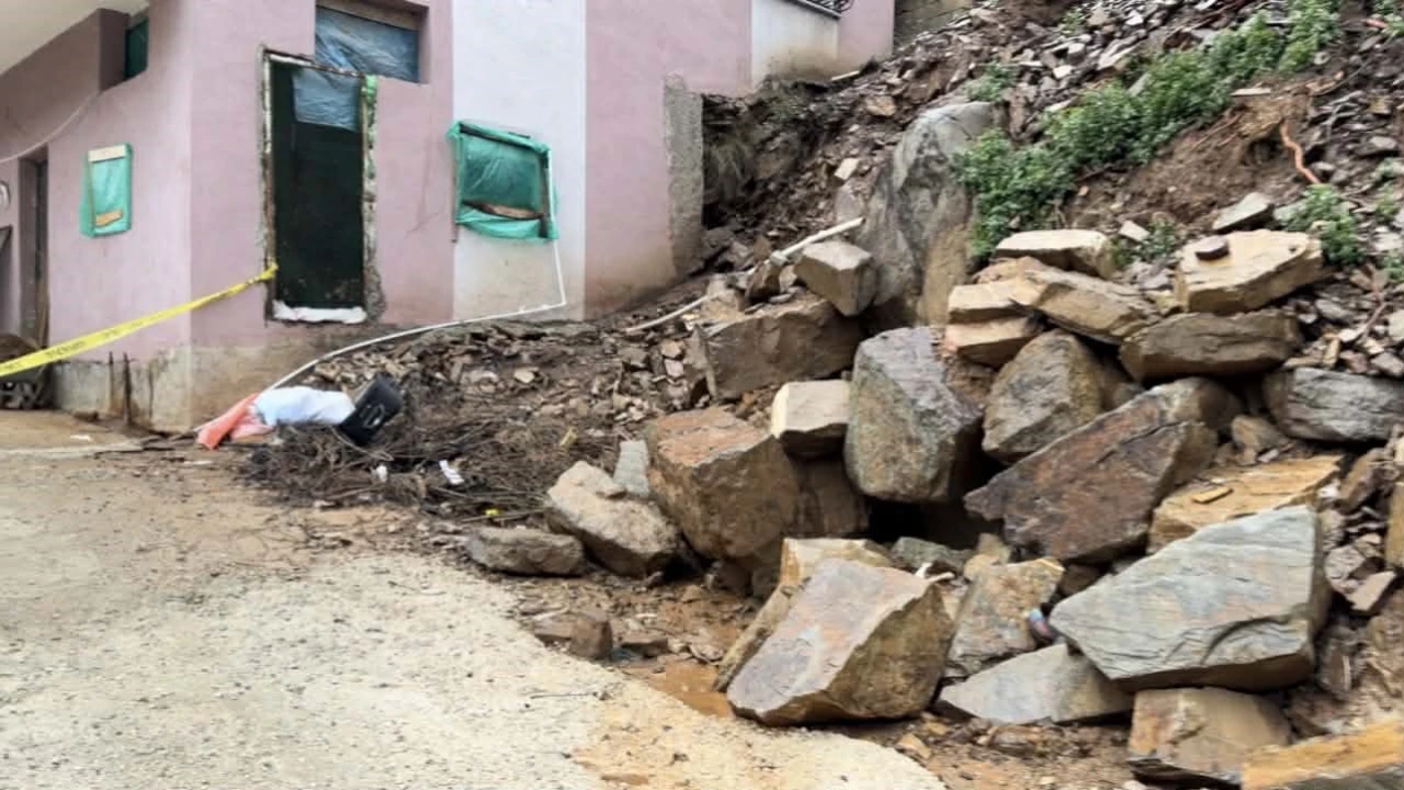 Osmaniyede toprak kayması nedeniyle bir evde hasar oluştu