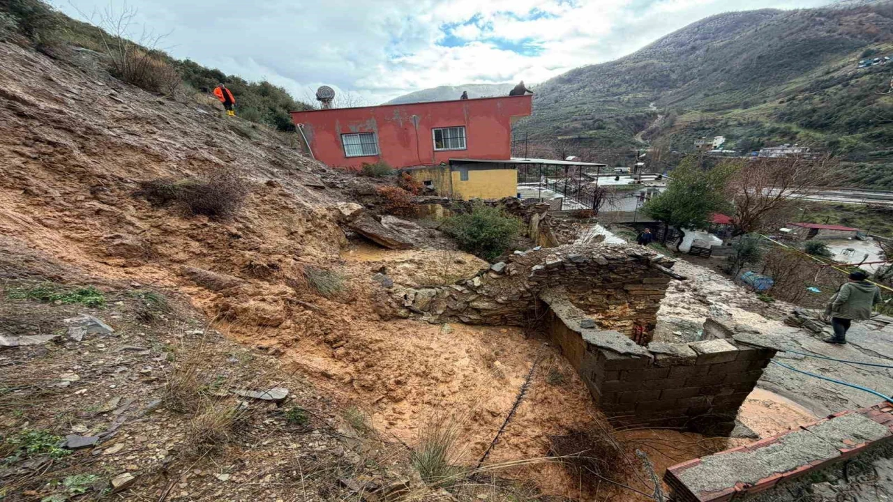 Osmaniyede yağış sonrası toprak kaydı: 5 ev boşaltıldı