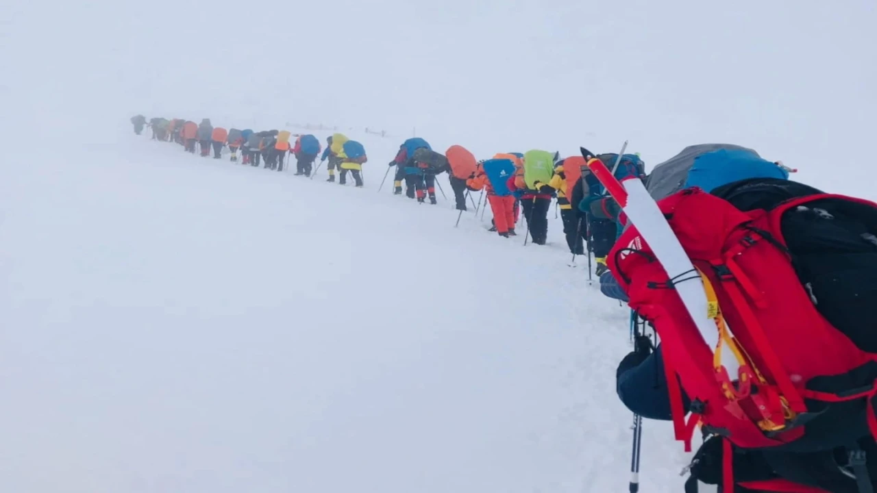 Osmaniyeli depremzede dağcılar Erciyeste anma tırmanışı yaptı